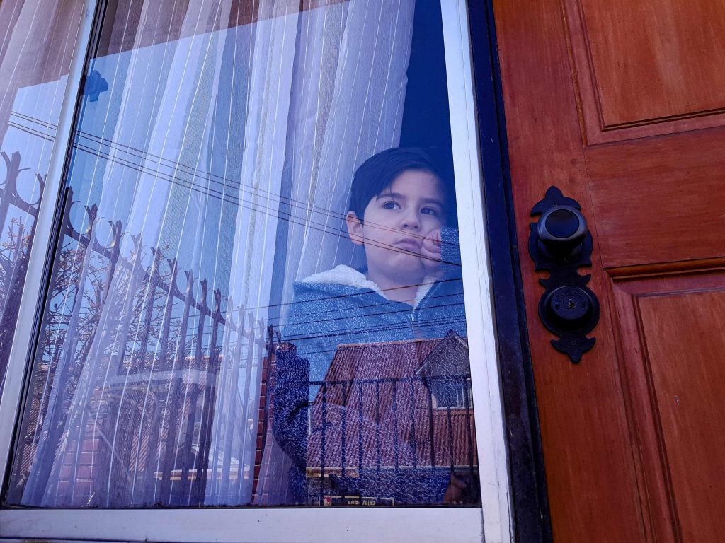 Niño en confinamiento por el covid-19