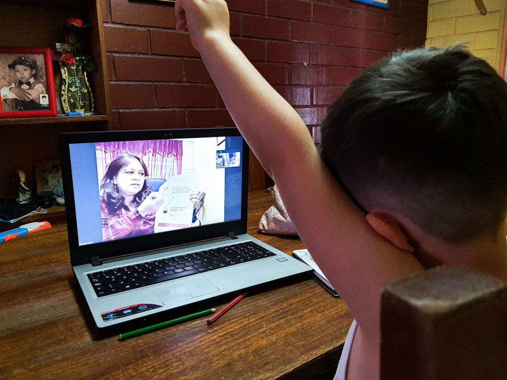 Niño en clases online vía Zoom