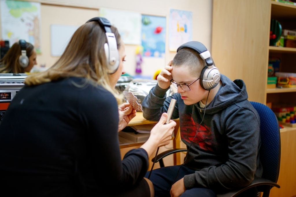 Adolescente de Educación Especial  trabajando con su fonoaudióloga. Fuente: Istockphotos 