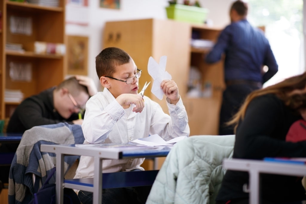 Niño de Educación Especial en trabajos manuales. Fuente: Istockphoto.