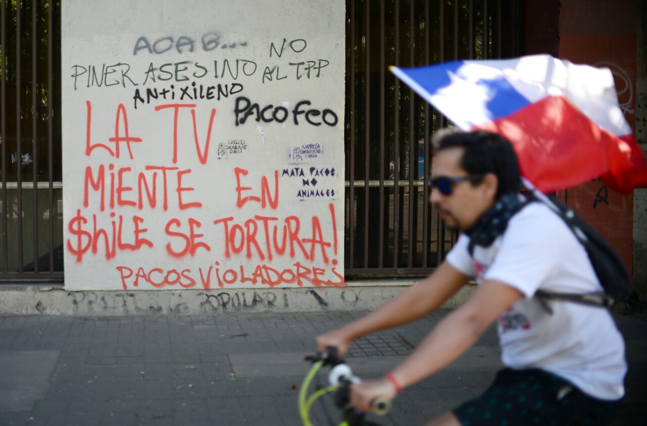 Cambio en el consumo de noticias: Grafiti "La TV miente" en el contexto del Estallido Social del 2019.